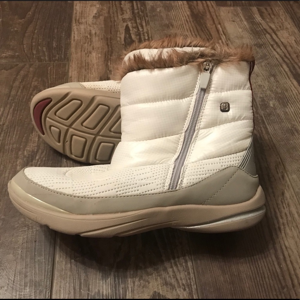 Women’s Bzees winter boots, size 8